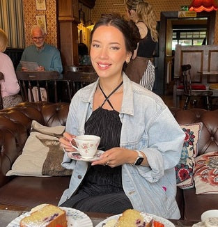 Stylish Lady Shows Us How to wear Apple Watch